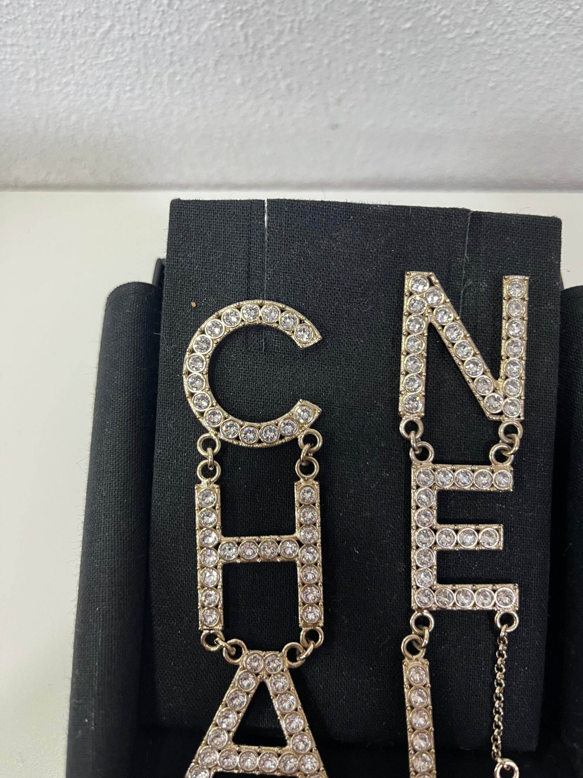Chanel Orecchini pendenti con Lettere e cristalli
