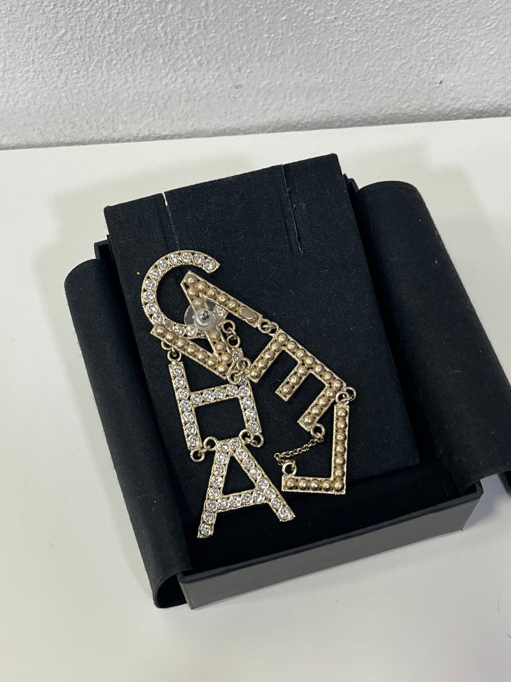 Chanel Orecchini pendenti con Lettere e cristalli