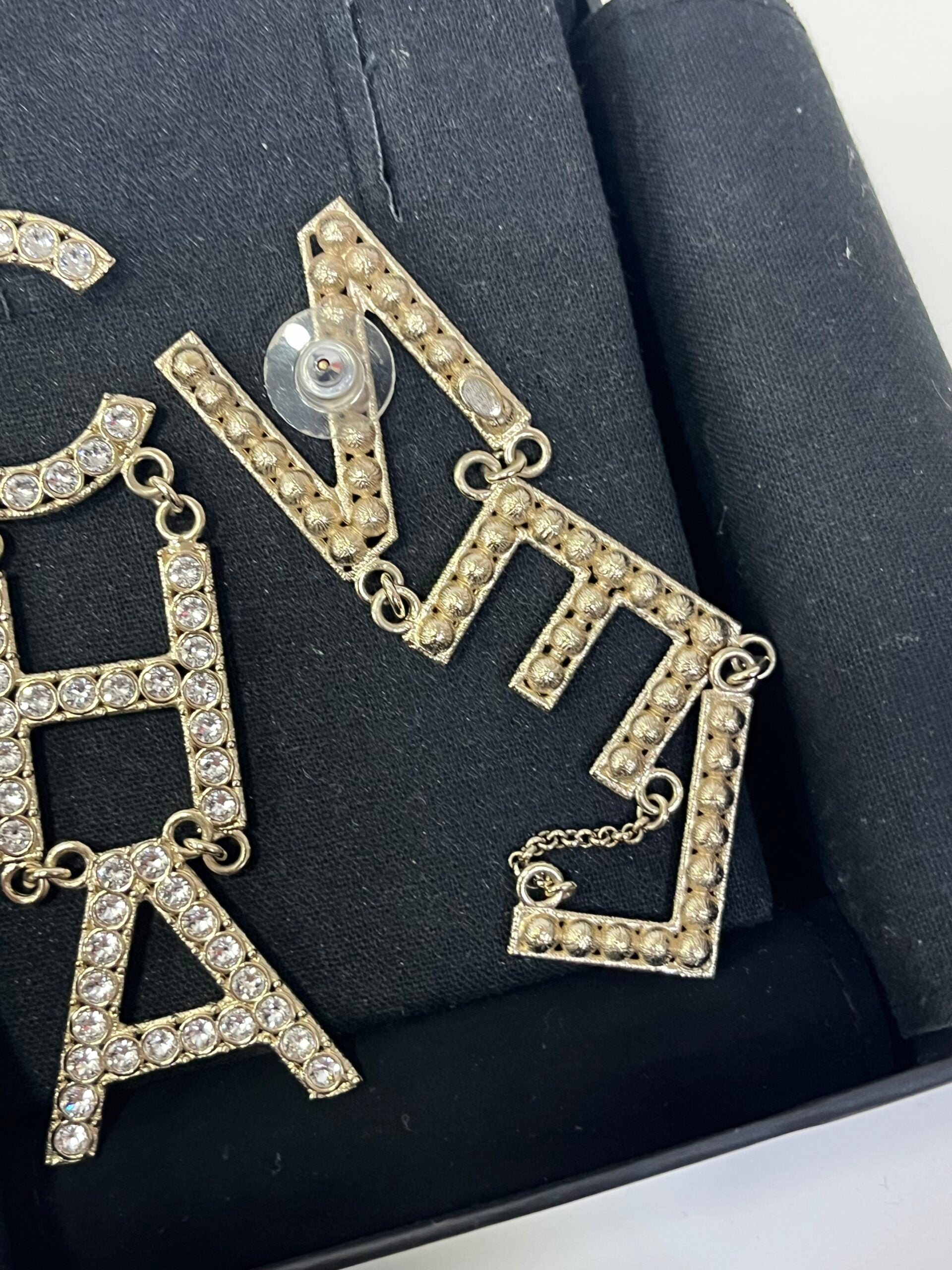 Chanel Orecchini pendenti con Lettere e cristalli
