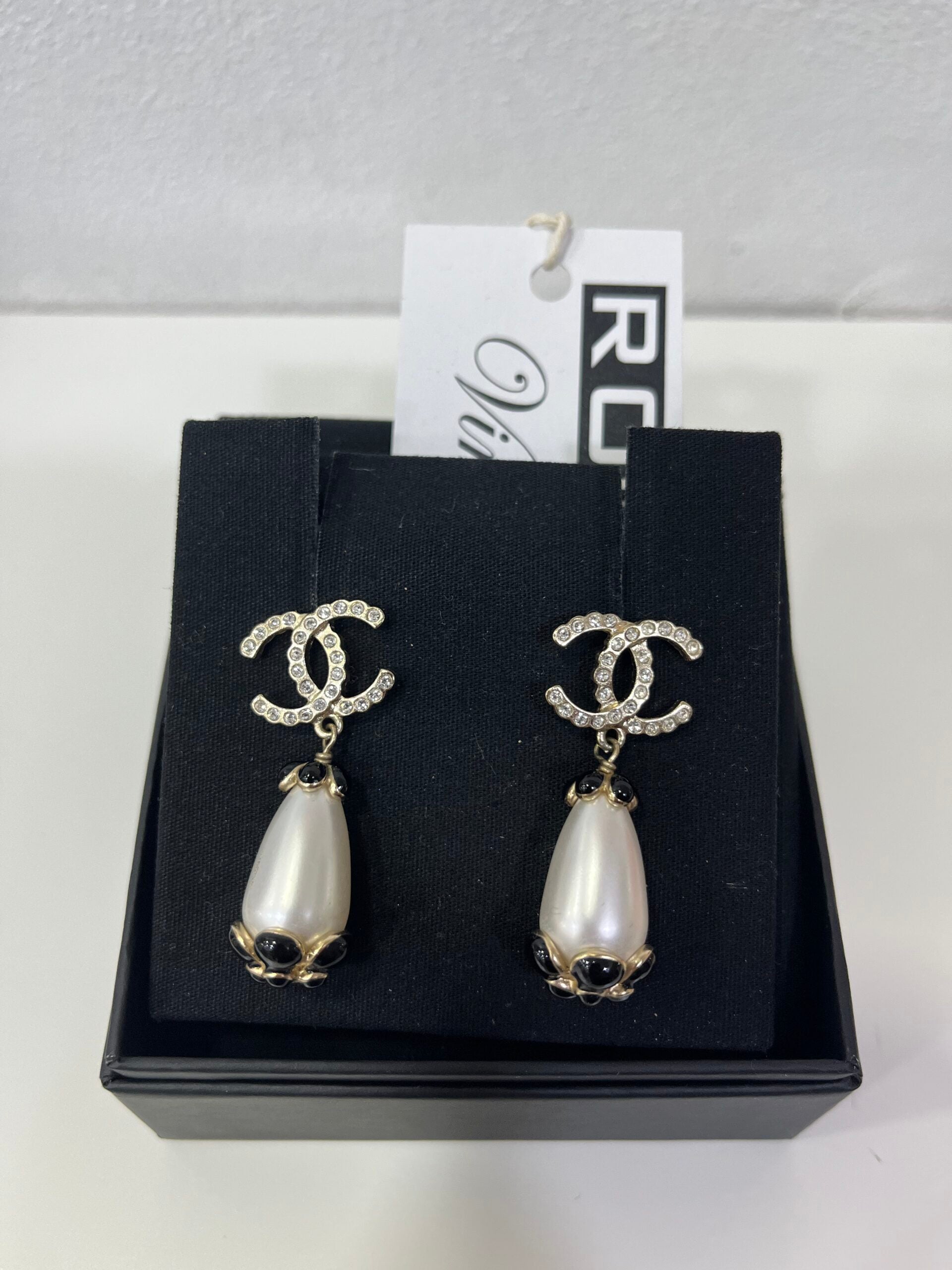 Chanel Orecchini Pendenti con perla e strass