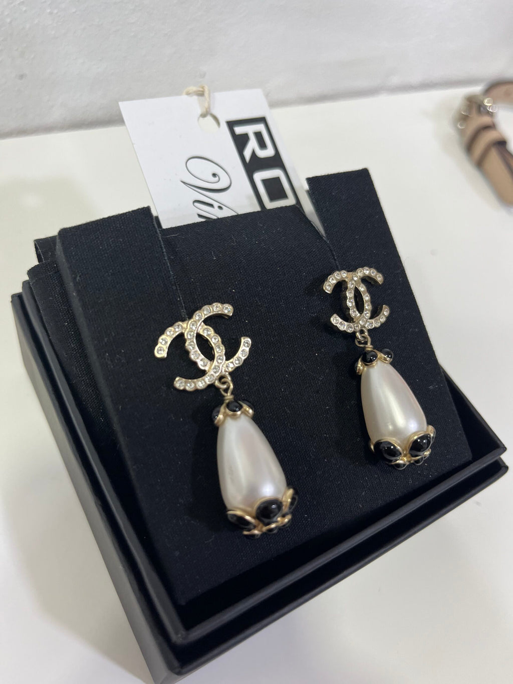 Chanel Orecchini Pendenti con perla e strass