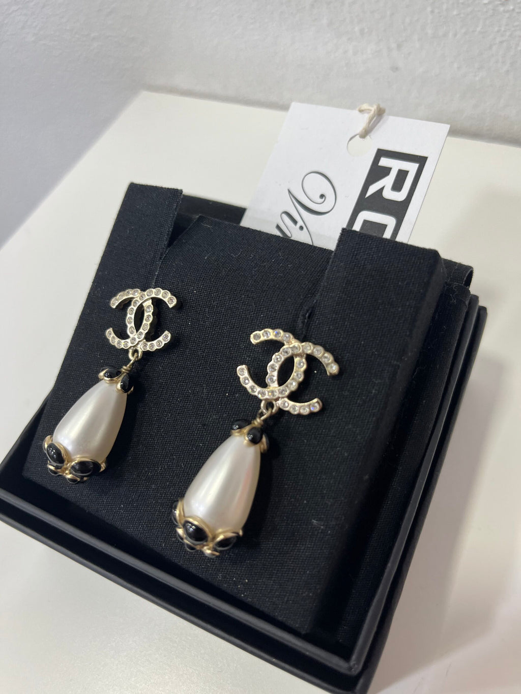 Chanel Orecchini Pendenti con perla e strass