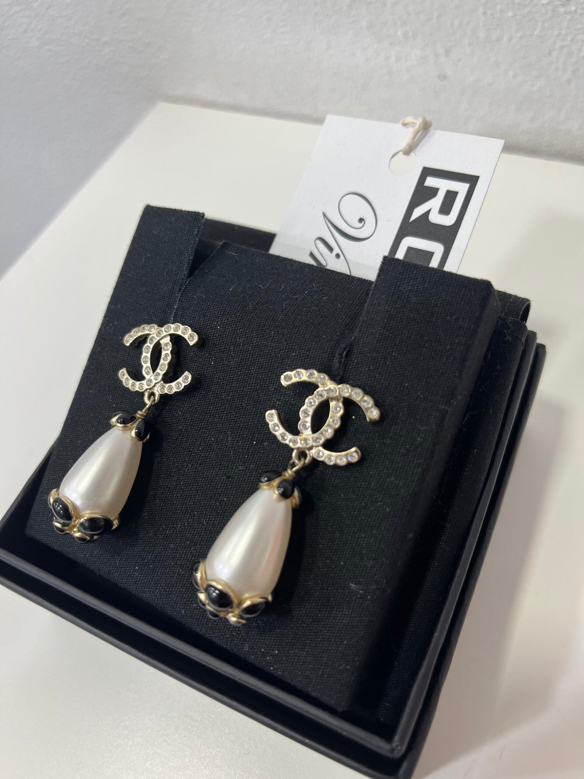 Chanel Orecchini Pendenti con perla e strass
