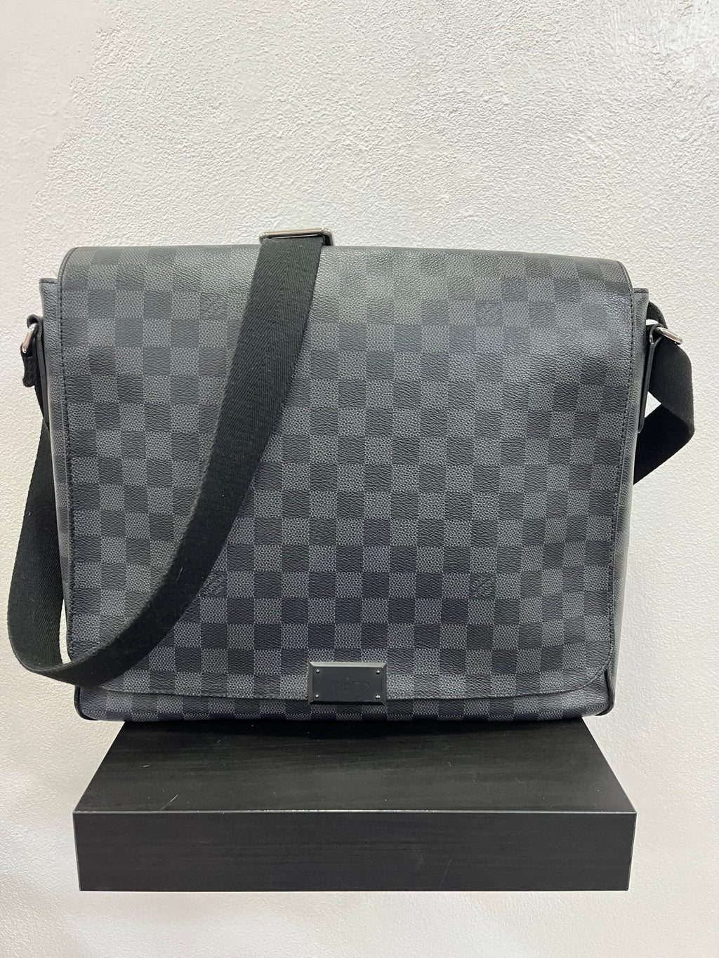 Louis Vuitton Messenger in Damier Graphite