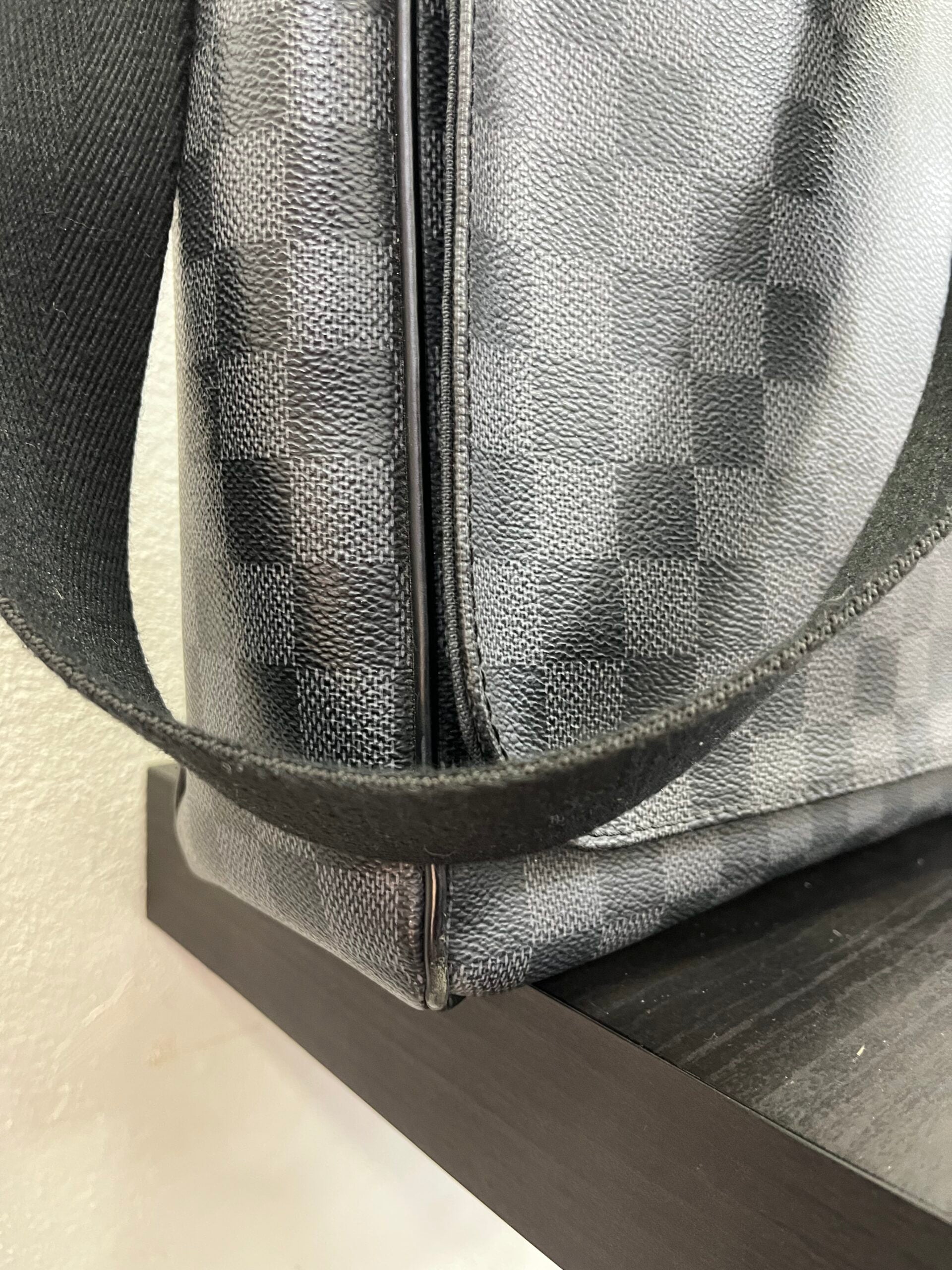 Louis Vuitton Messenger in Damier Graphite