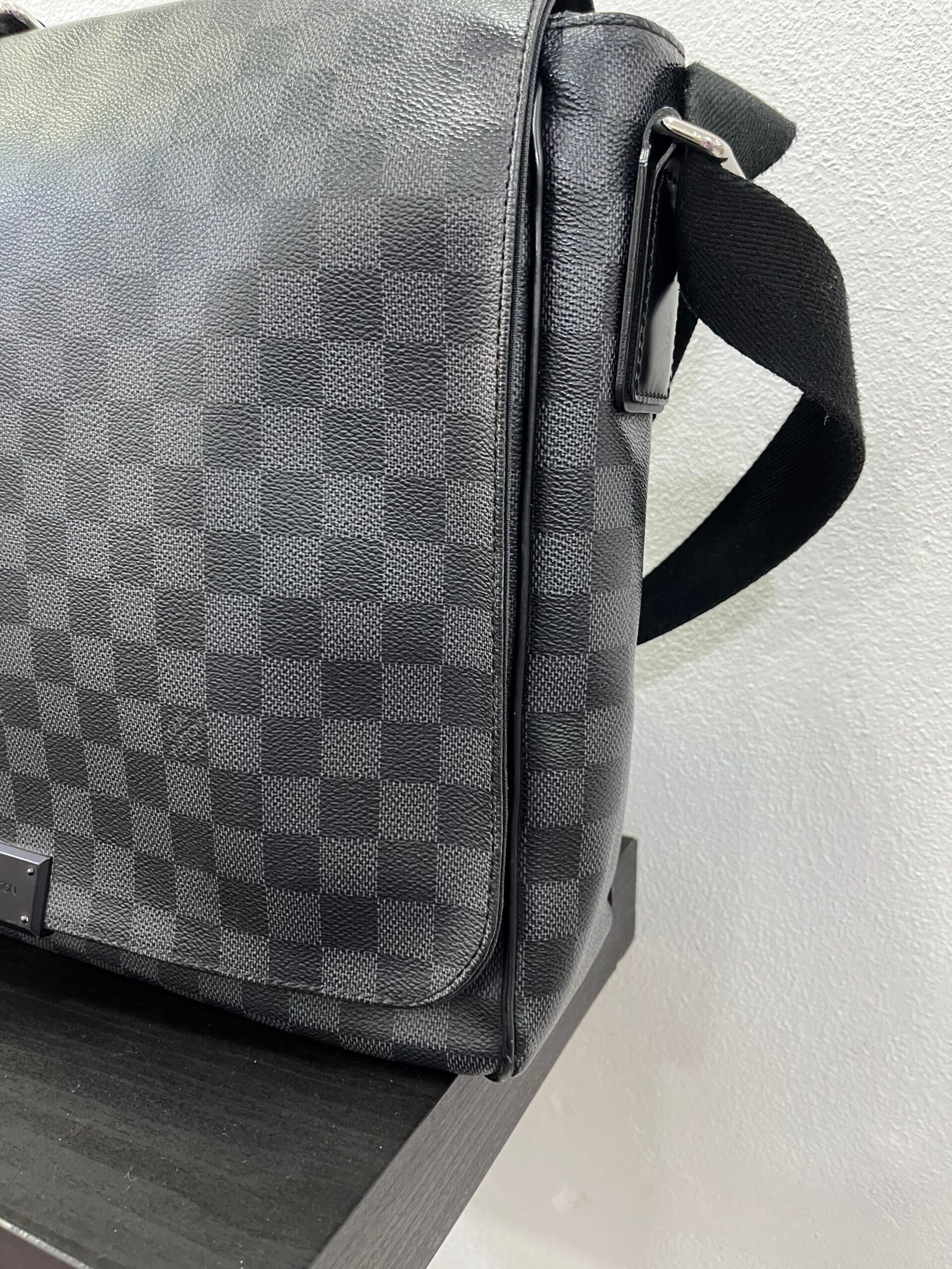 Louis Vuitton Messenger in Damier Graphite