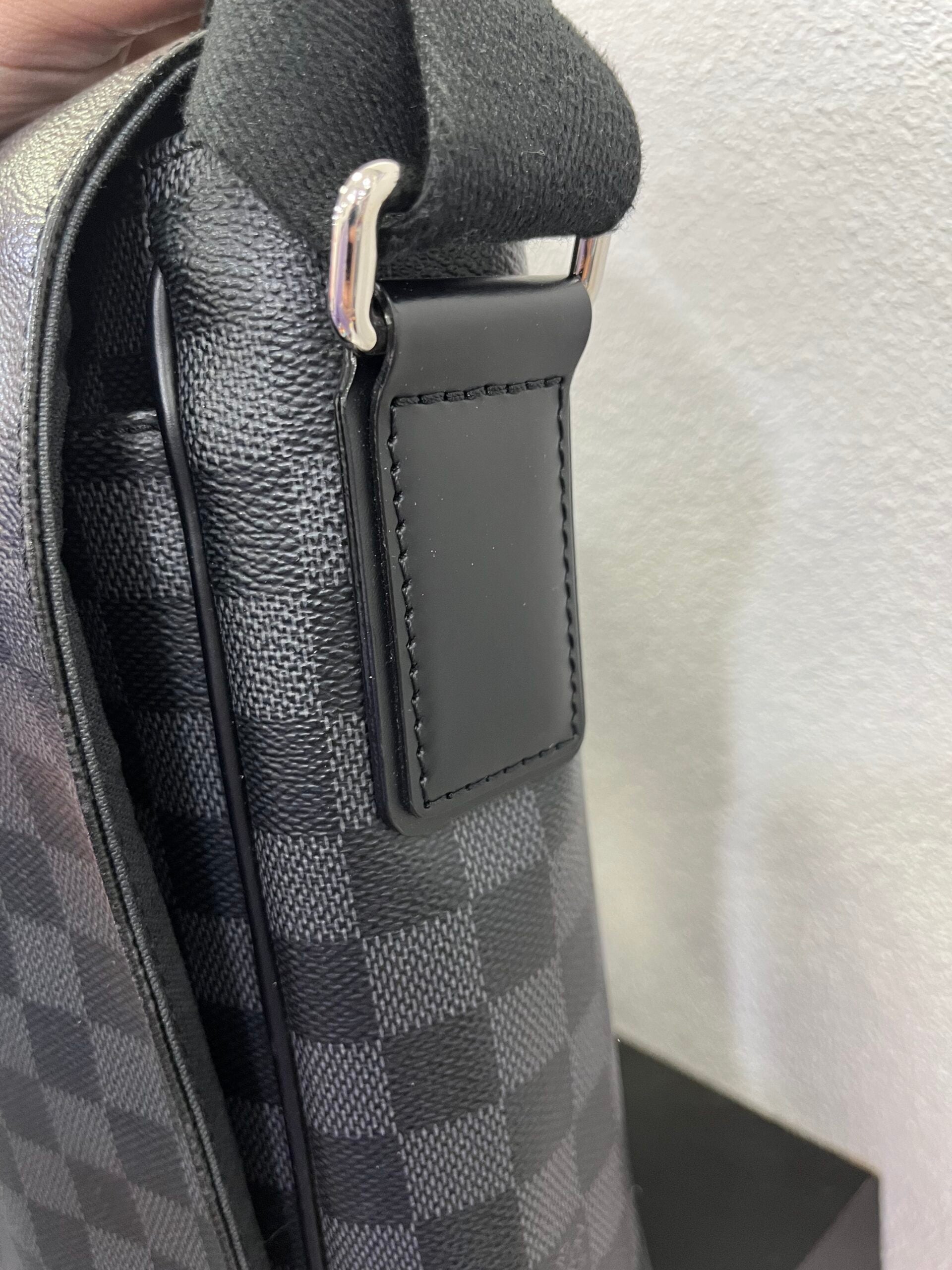 Louis Vuitton Messenger in Damier Graphite