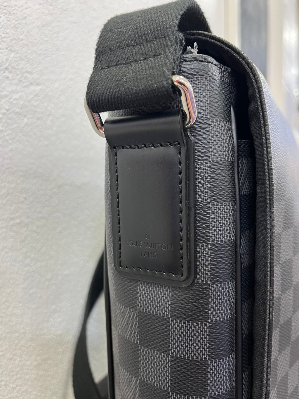 Louis Vuitton Messenger in Damier Graphite