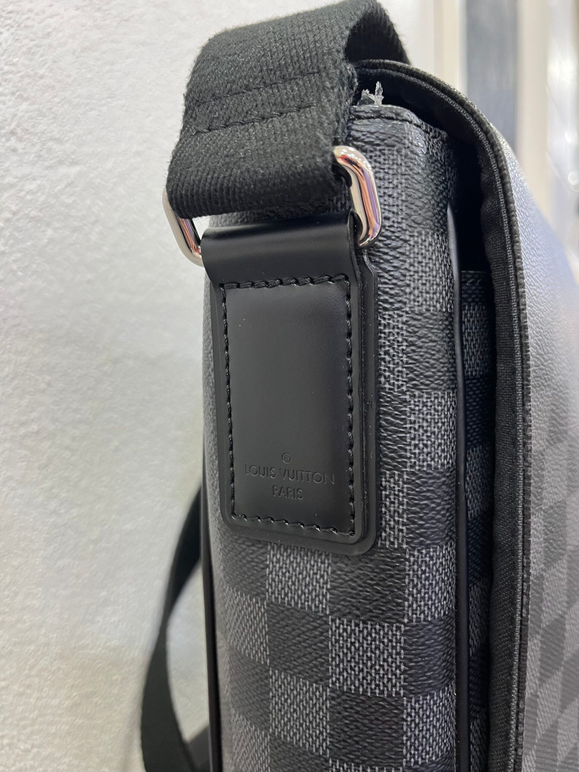 Louis Vuitton Messenger in Damier Graphite