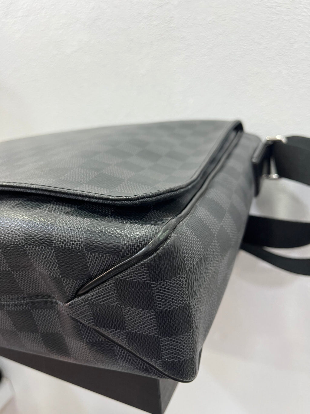 Louis Vuitton Messenger in Damier Graphite