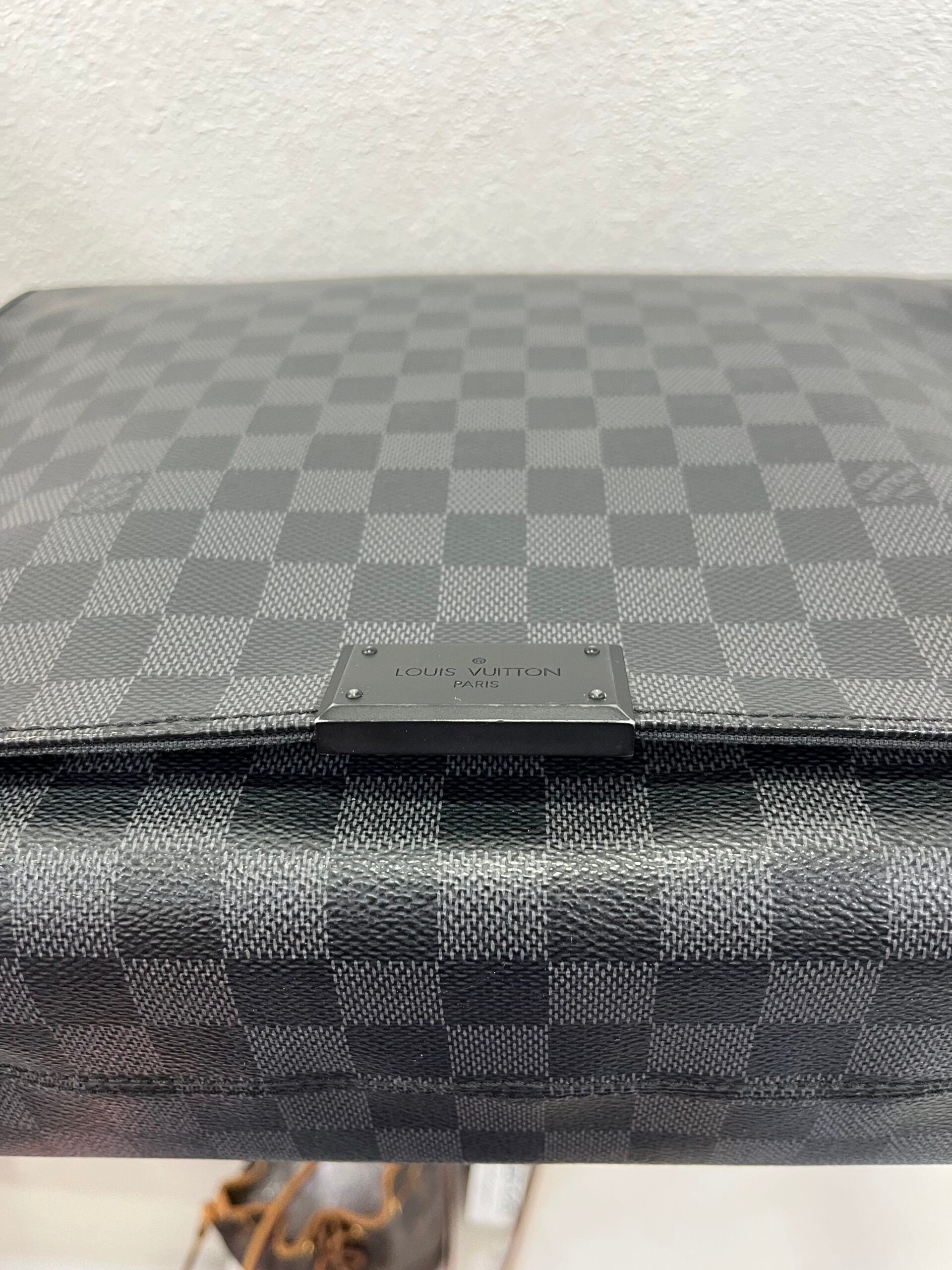 Louis Vuitton Messenger in Damier Graphite