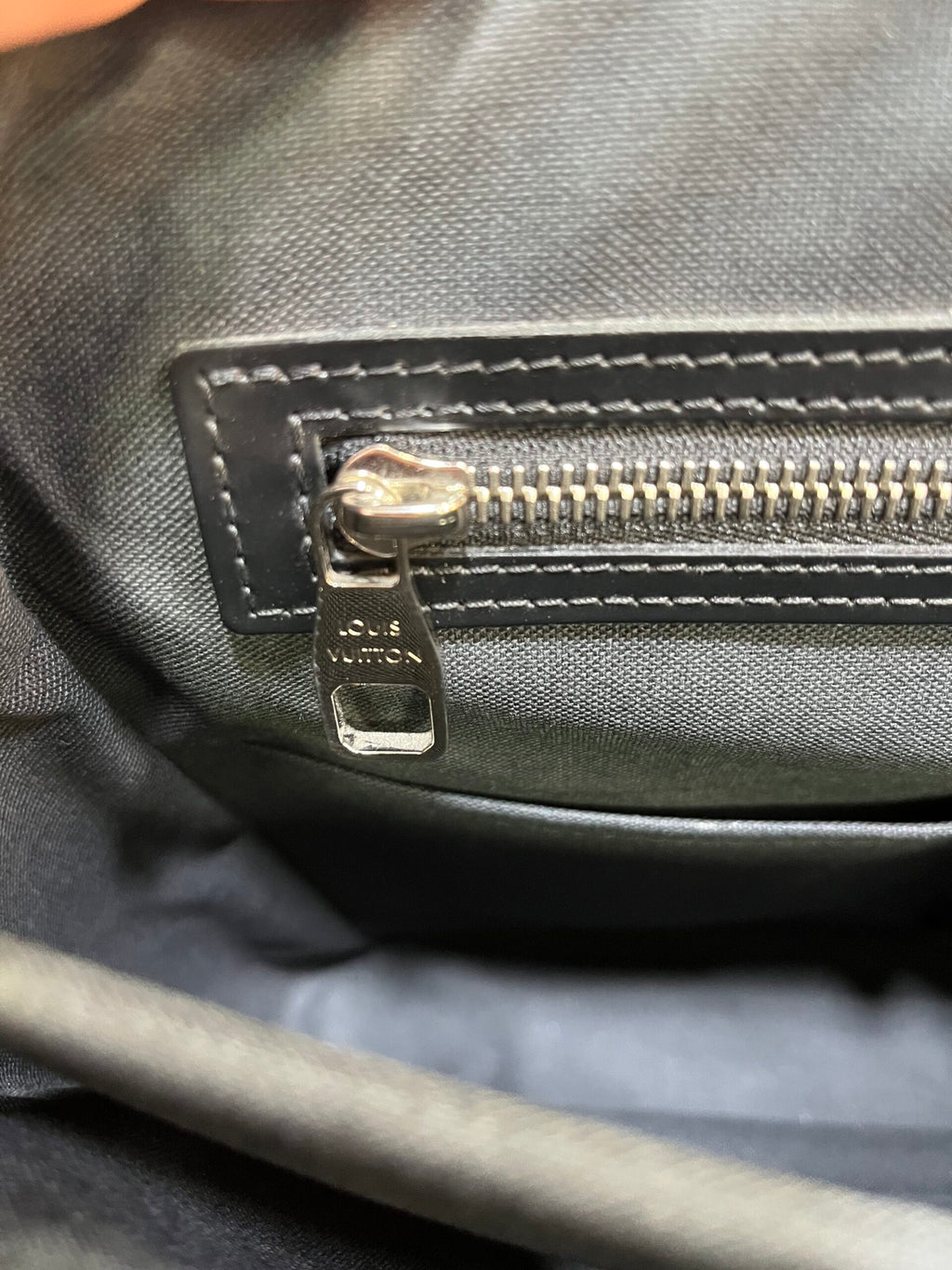 Louis Vuitton Messenger in Damier Graphite