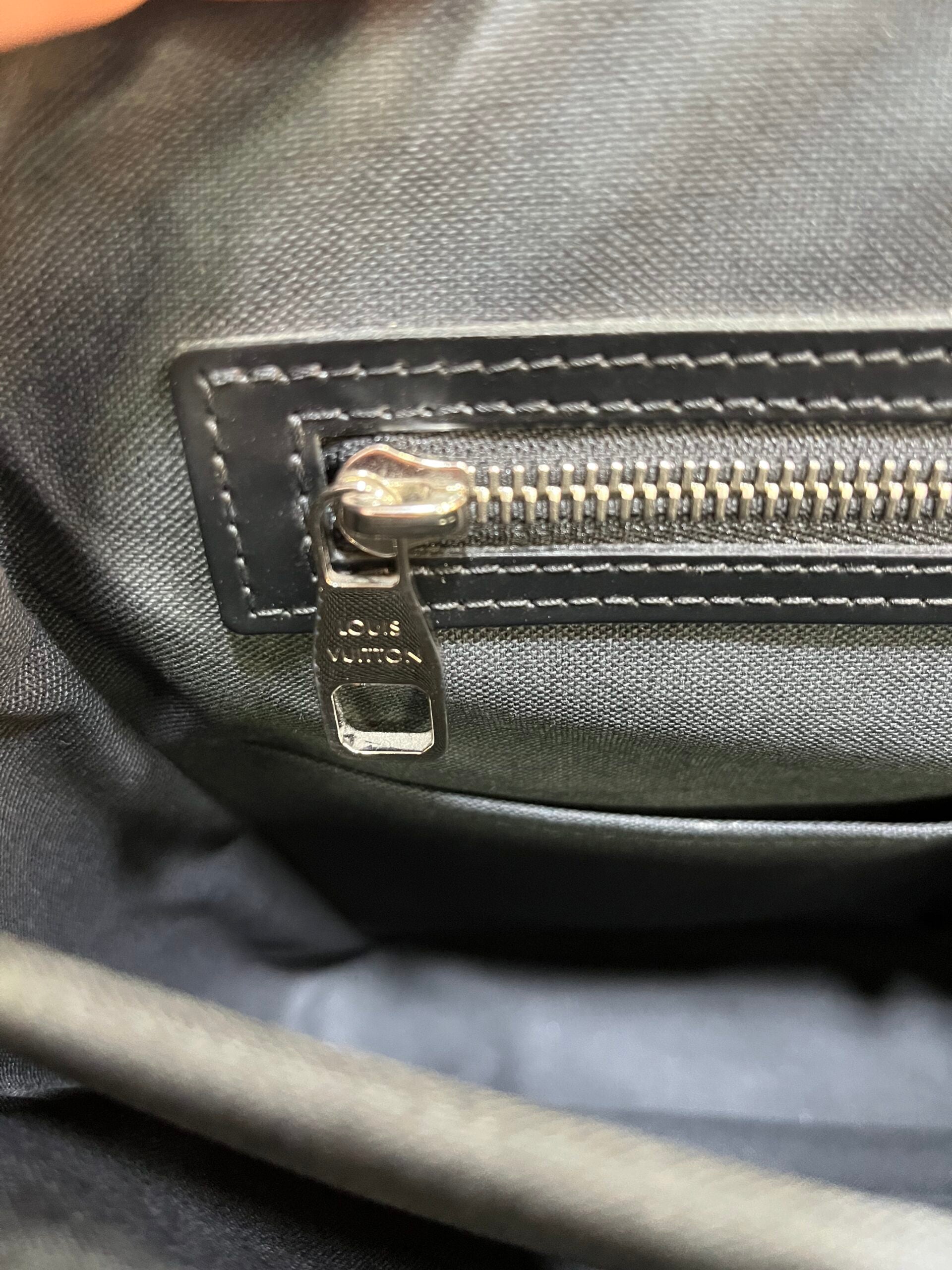Louis Vuitton Messenger in Damier Graphite