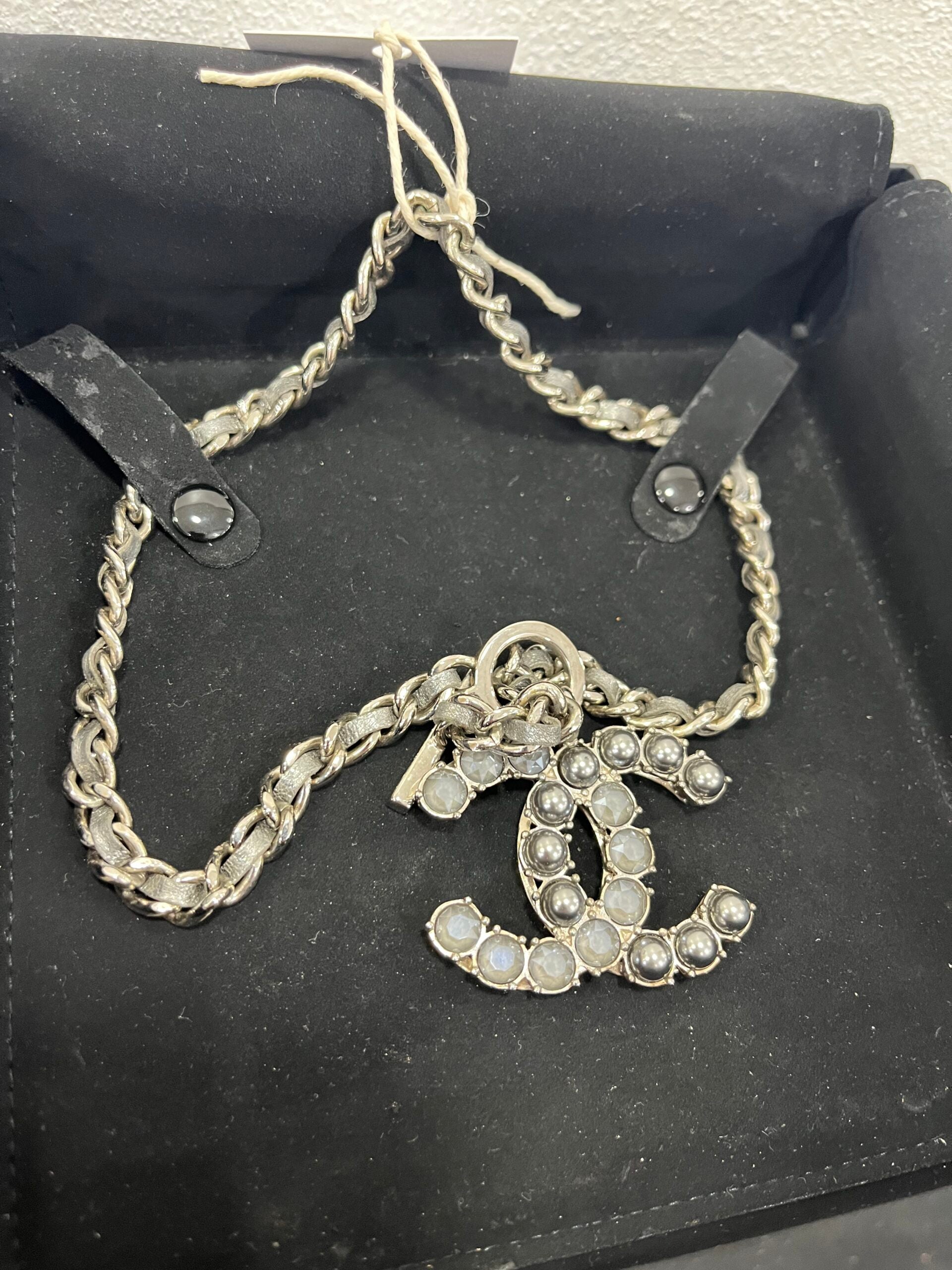 Chanel Collana CC con perle Antracite e pietre
