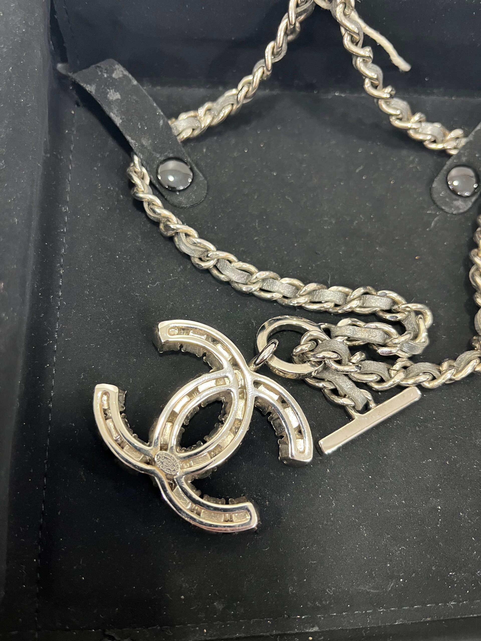Chanel Collana CC con perle Antracite e pietre