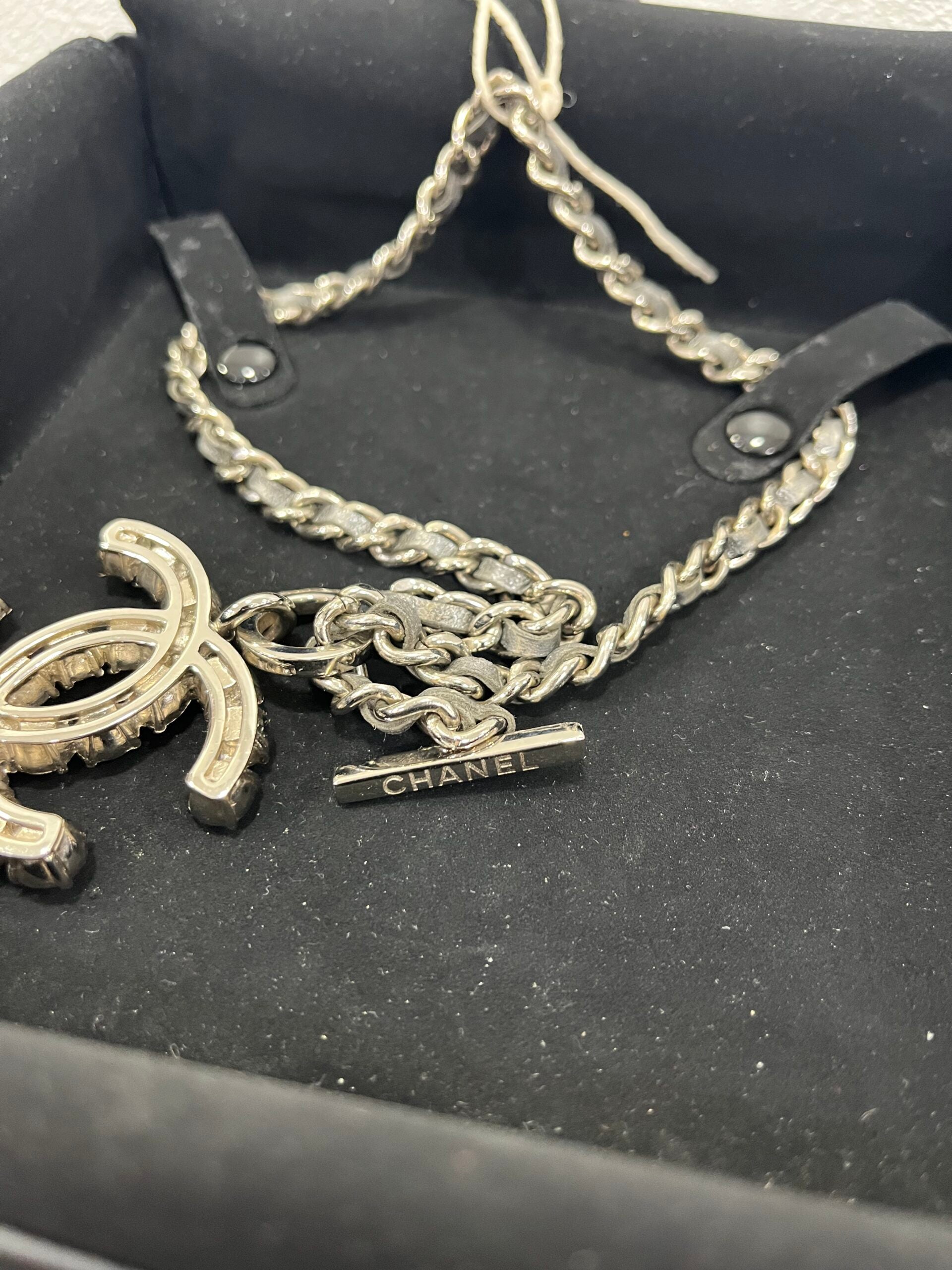 Chanel Collana CC con perle Antracite e pietre