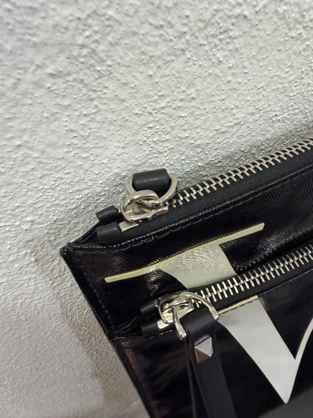 Valentino Garavani Pochette in pelle lucida con Logo