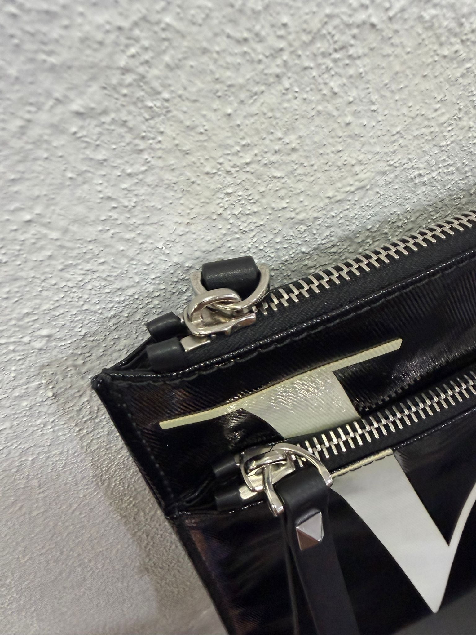 Valentino Garavani Pochette in pelle lucida con Logo