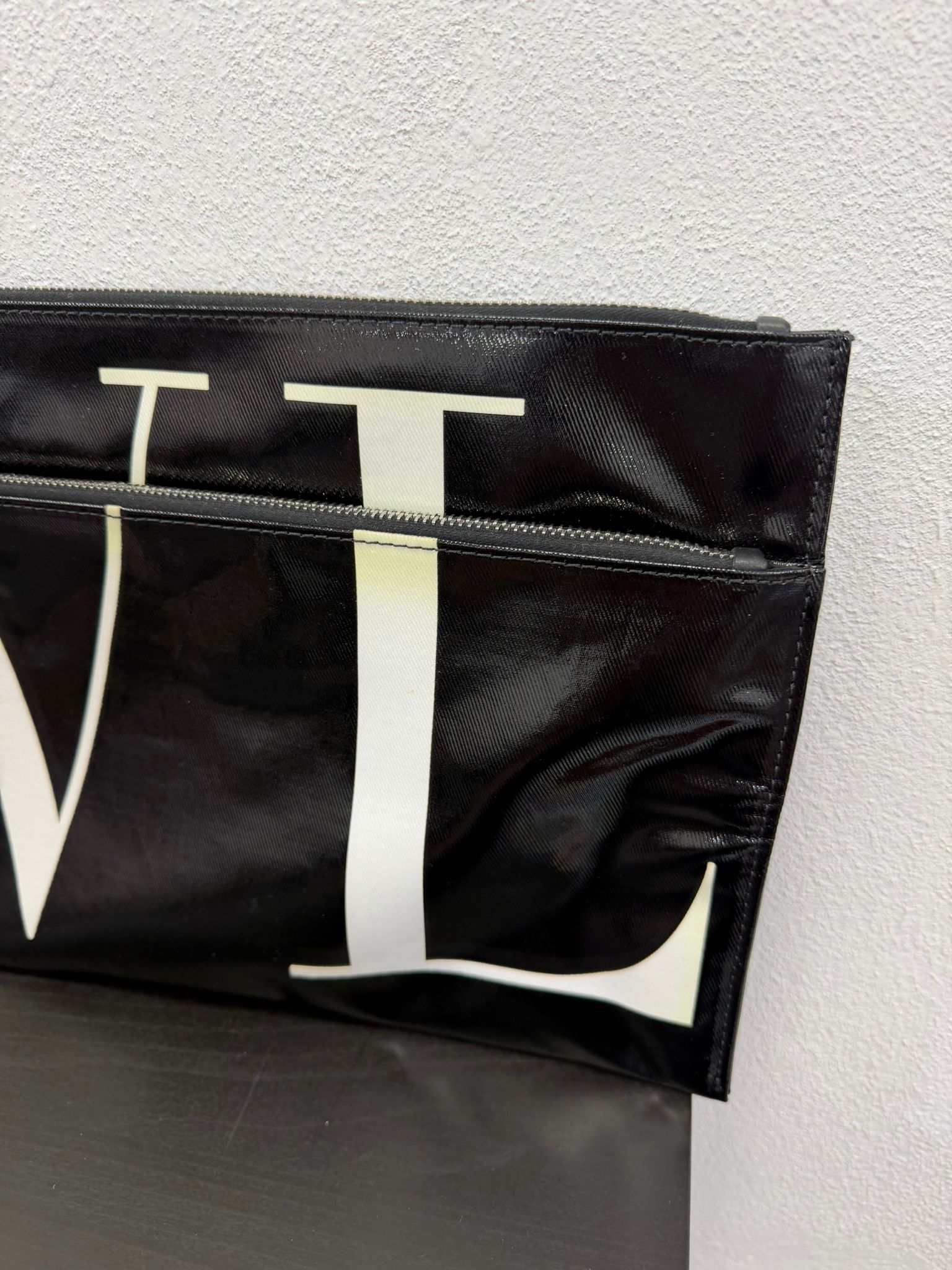 Valentino Garavani Pochette in pelle lucida con Logo