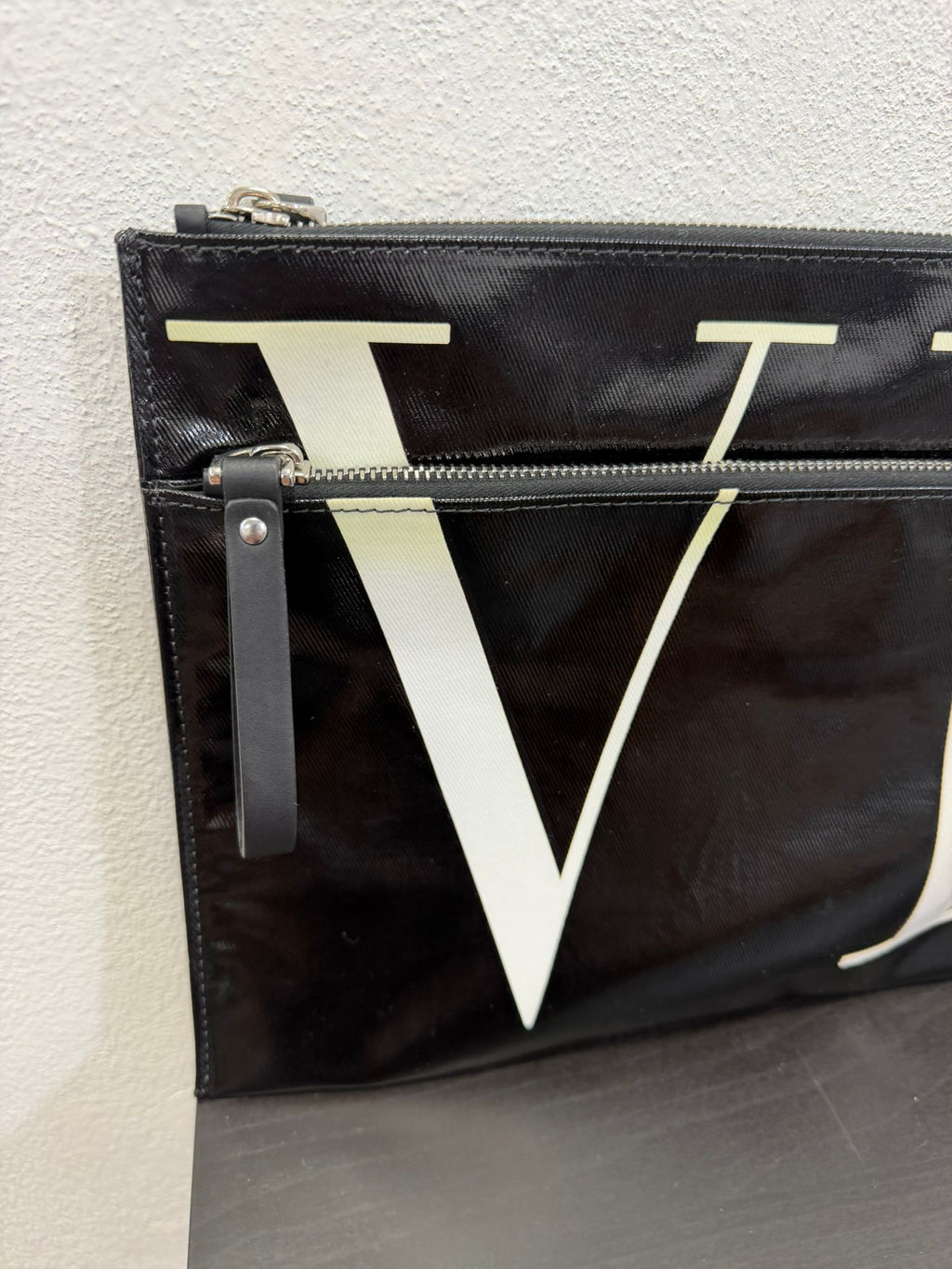 Valentino Garavani Pochette in pelle lucida con Logo