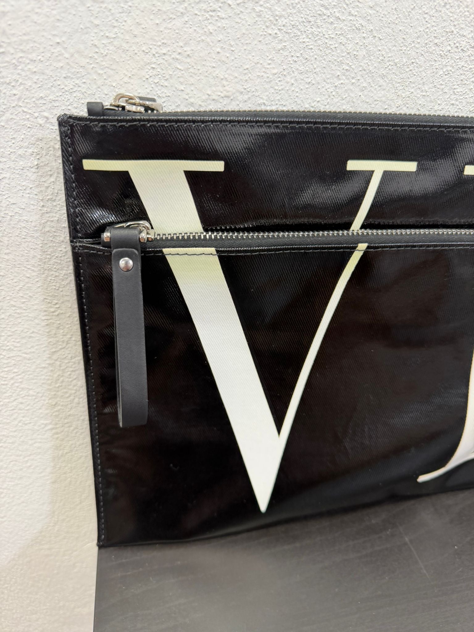 Valentino Garavani Pochette in pelle lucida con Logo