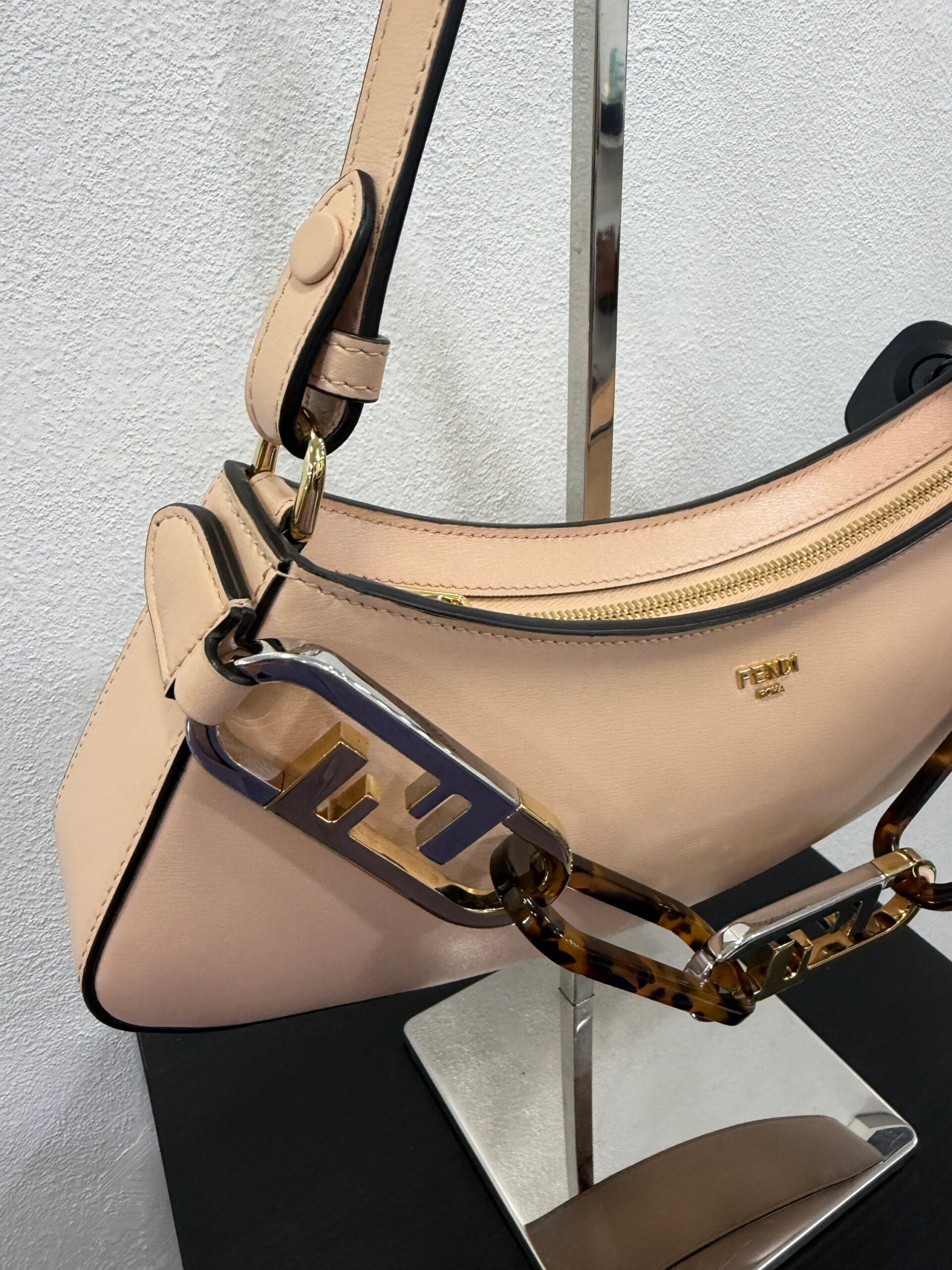 Fendi O-lock swing cipria