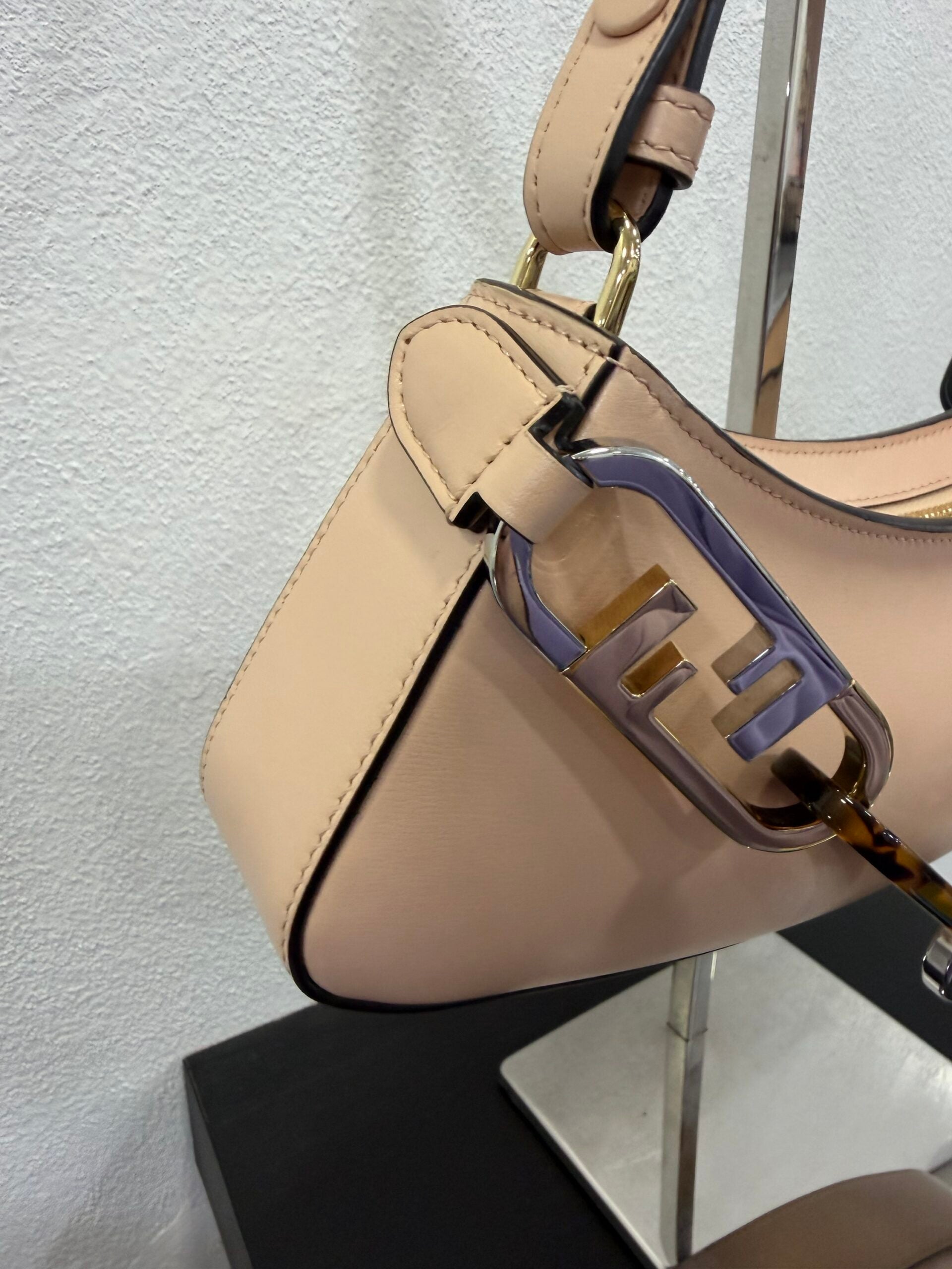 Fendi O-lock swing cipria