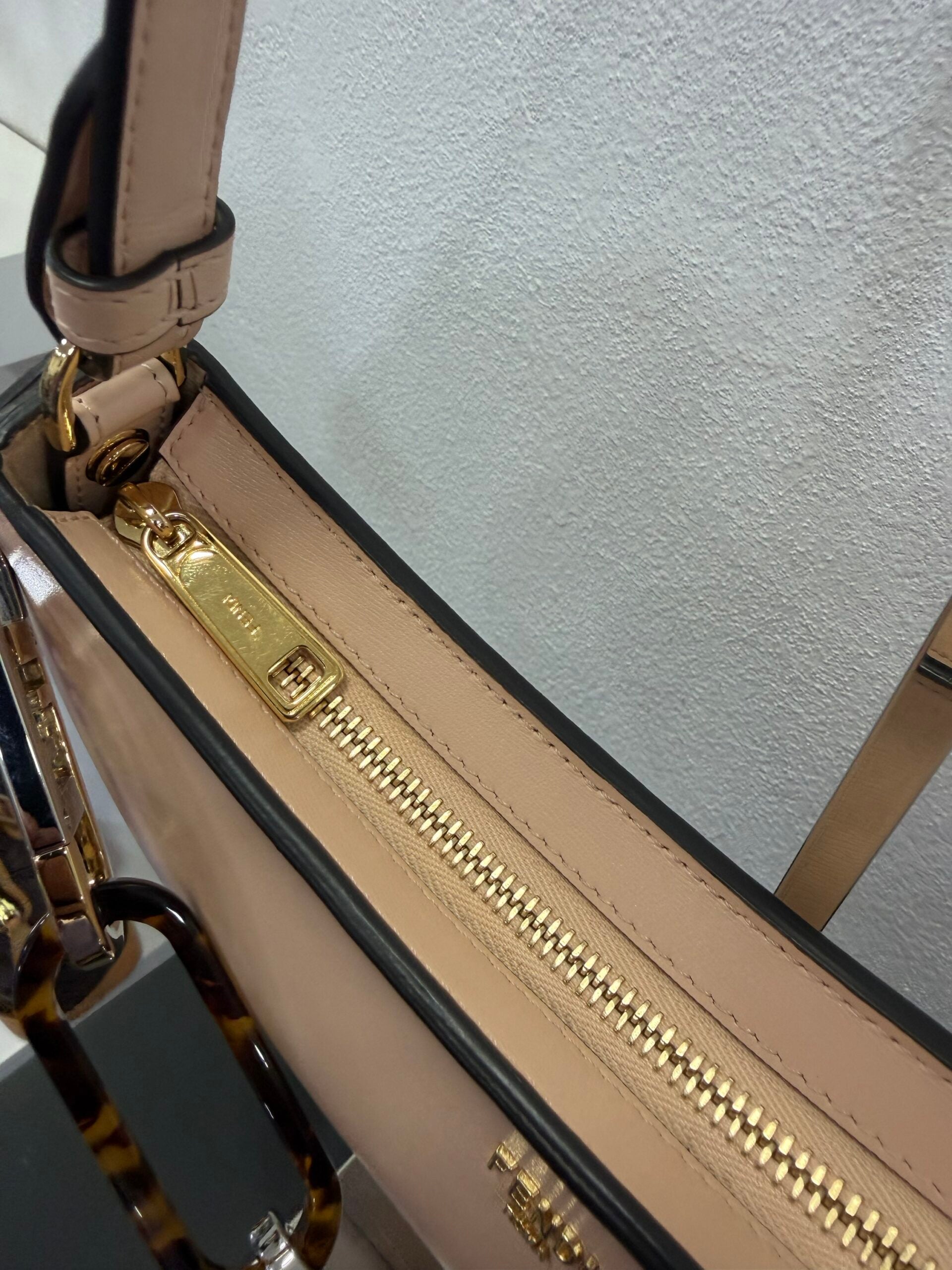 Fendi O-lock swing cipria