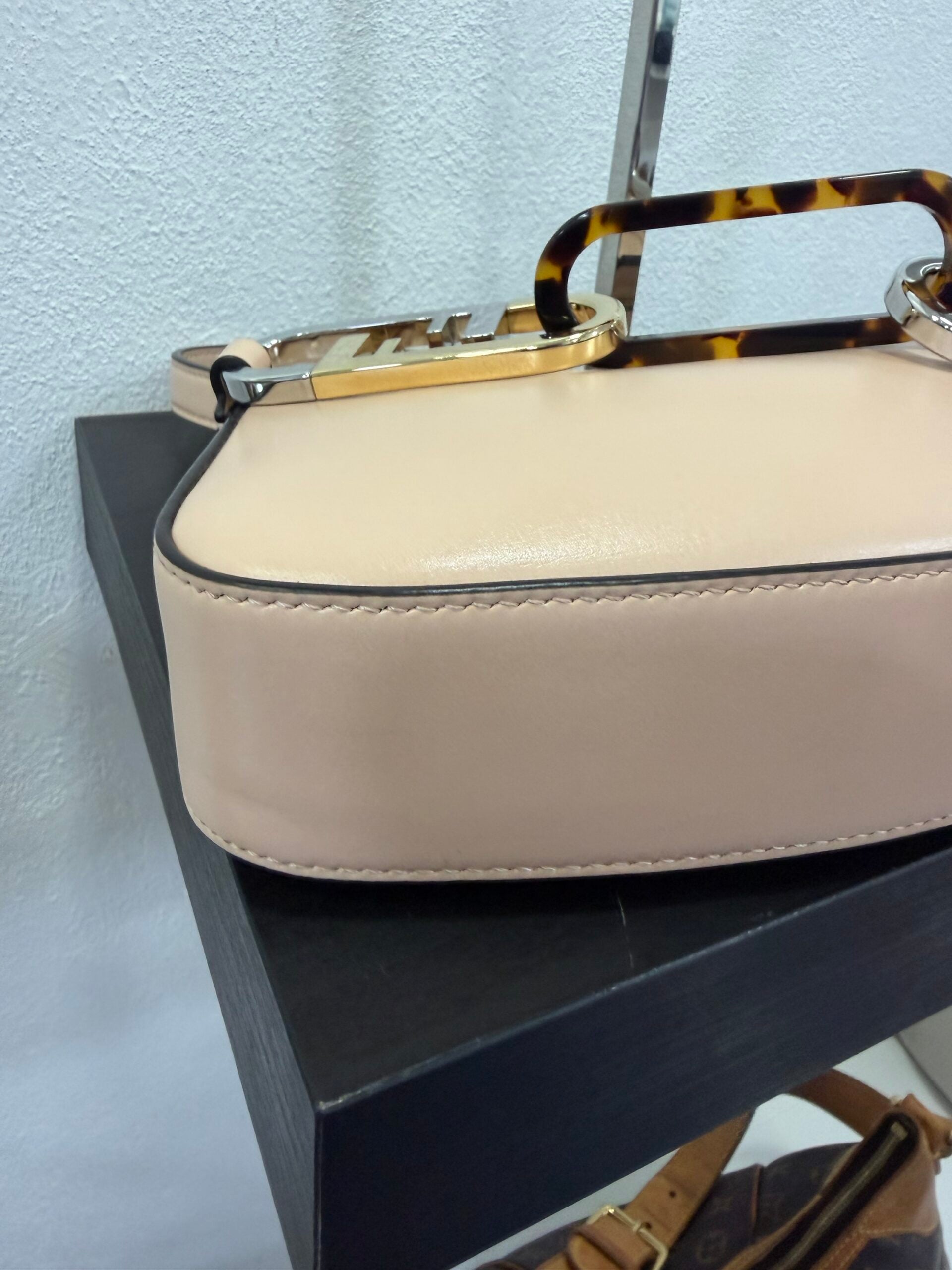 Fendi O-lock swing cipria