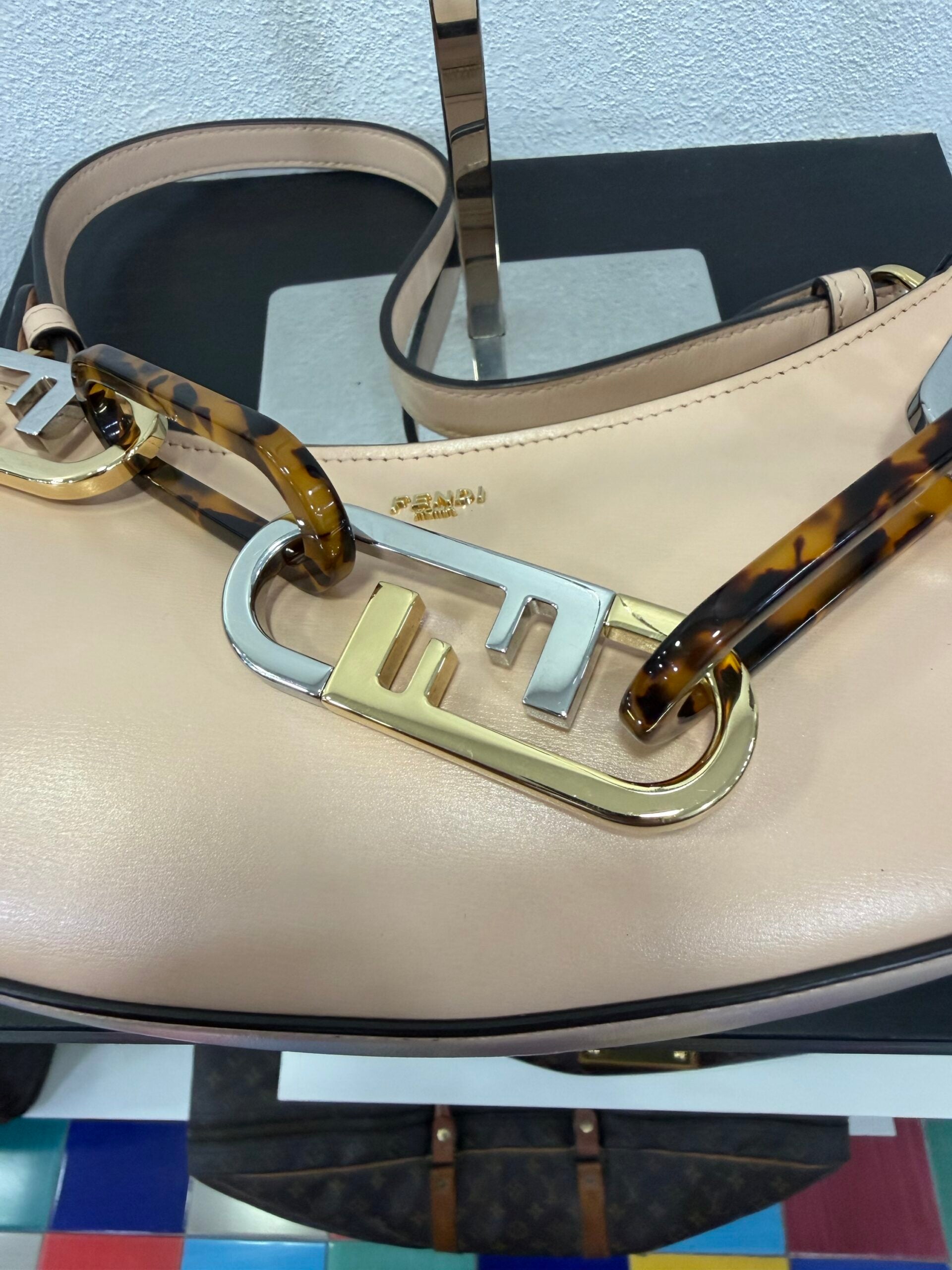 Fendi O-lock swing cipria