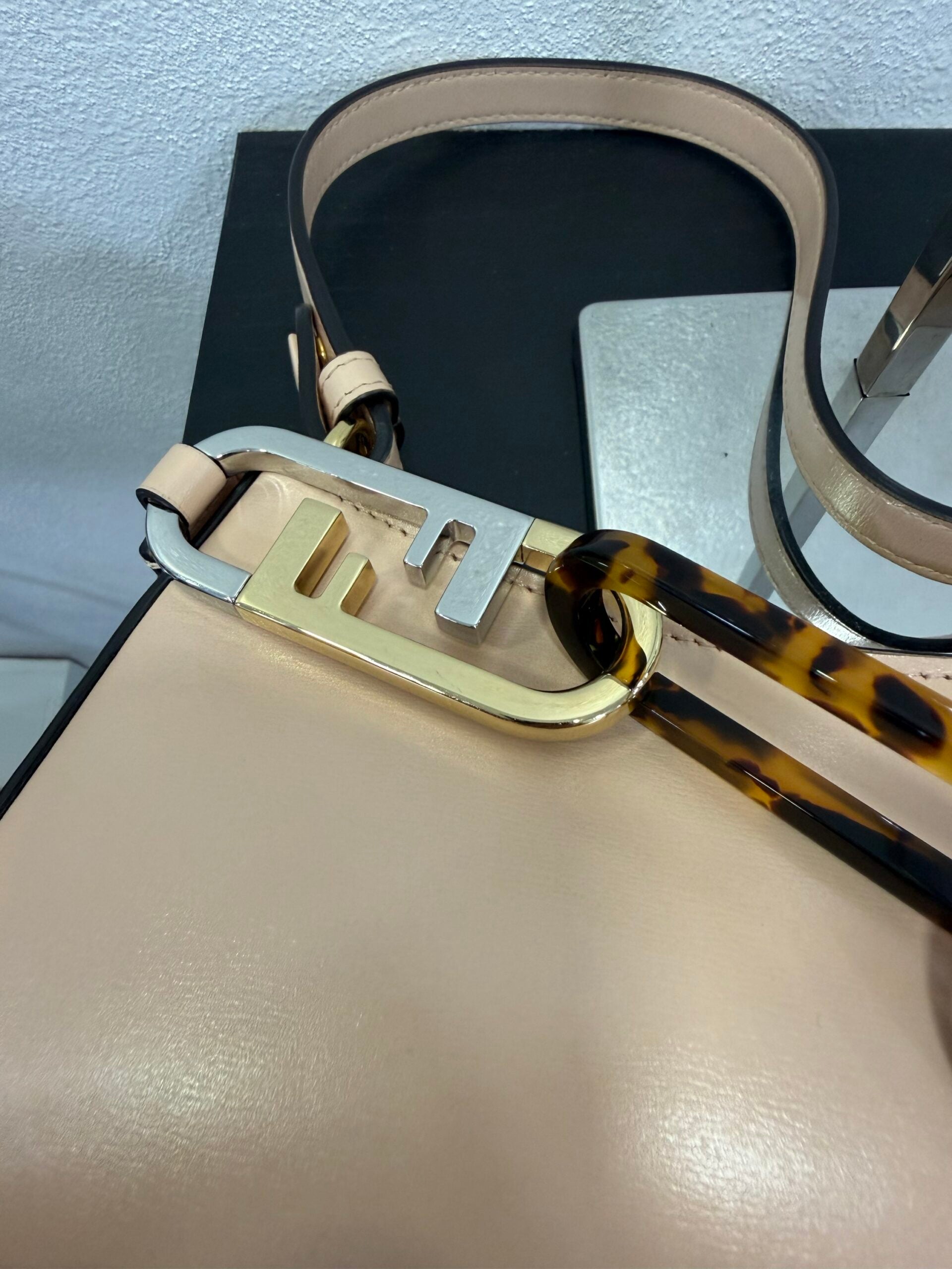 Fendi O-lock swing cipria