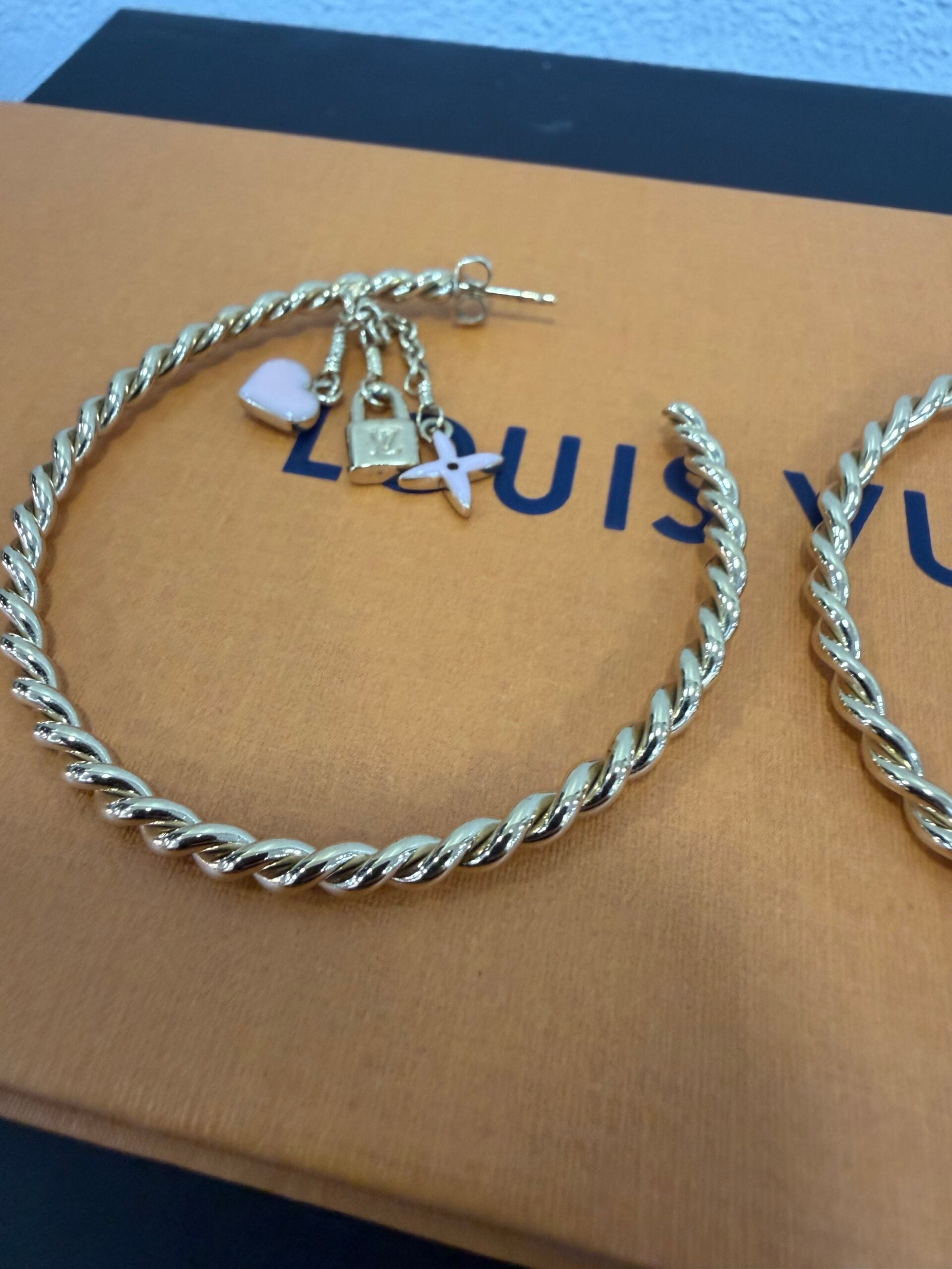 Louis Vuitton Orecchini a cerchio Sweet Monogram