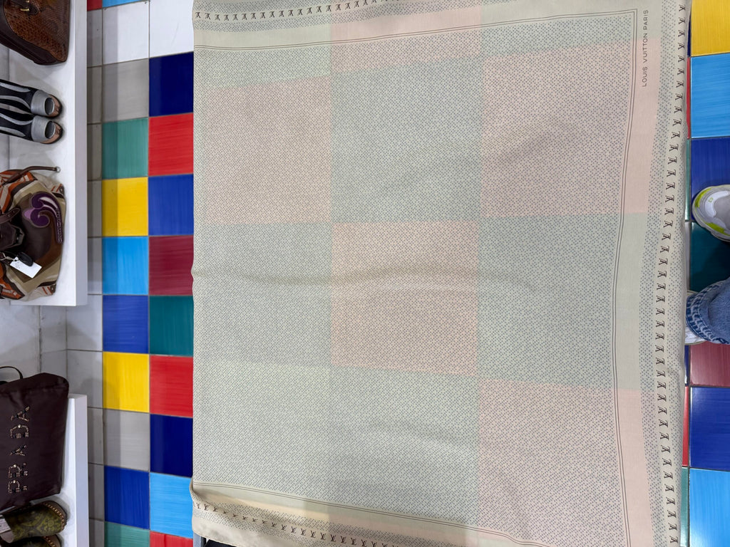 Louis Vuitton Foulard in Seta Logo