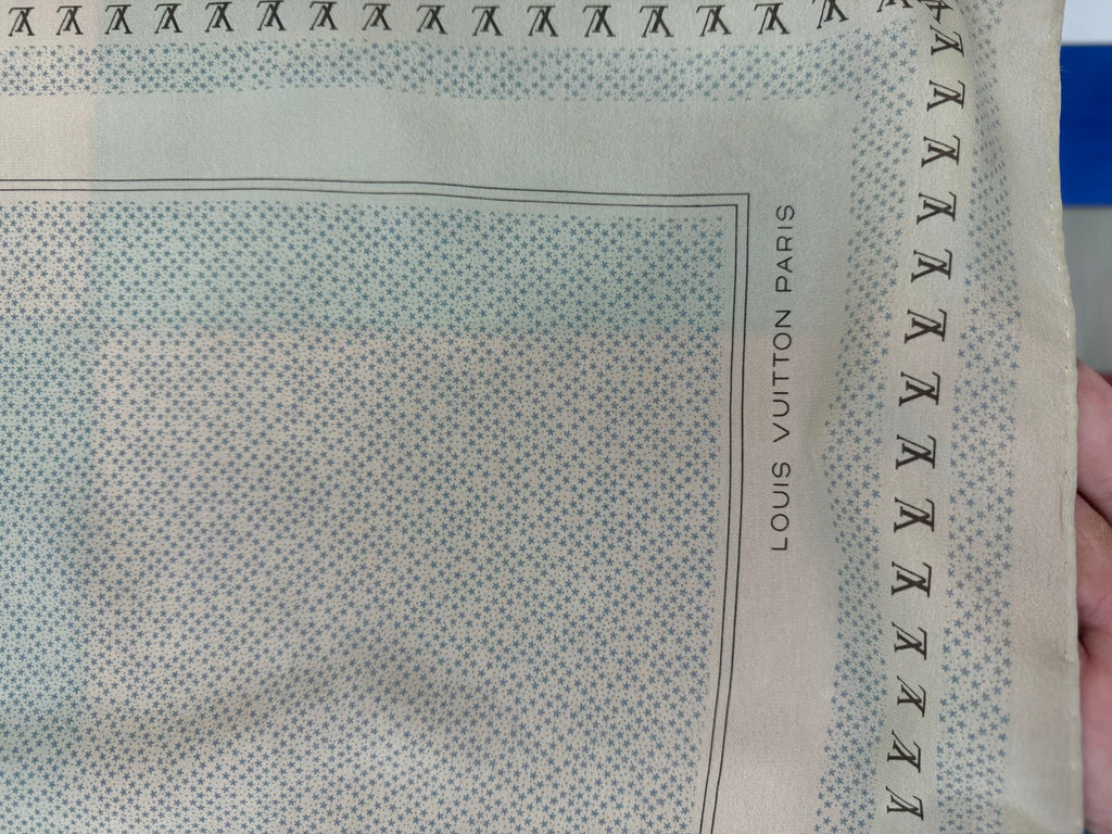 Louis Vuitton Foulard in Seta Logo