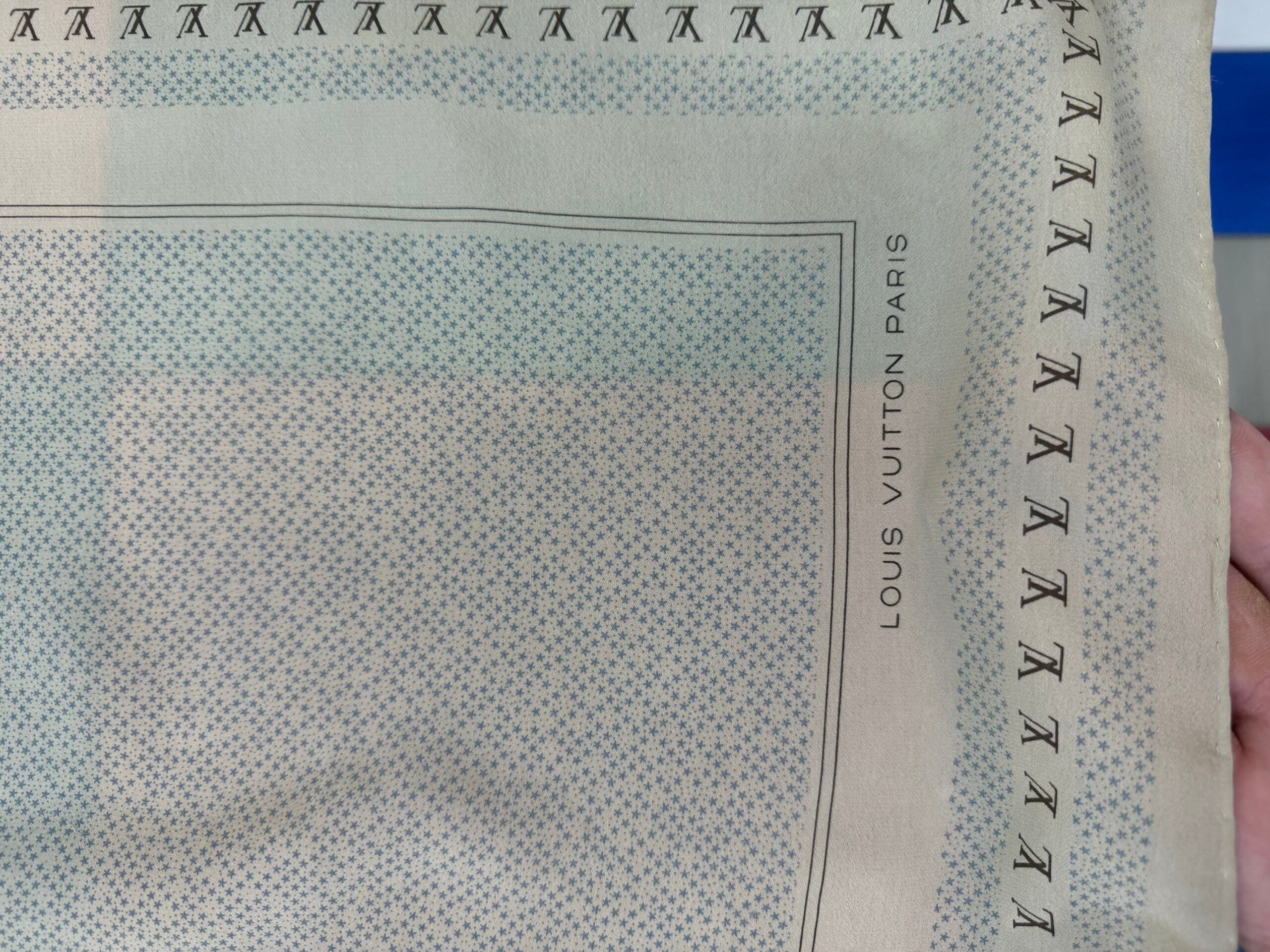 Louis Vuitton Foulard in Seta Logo