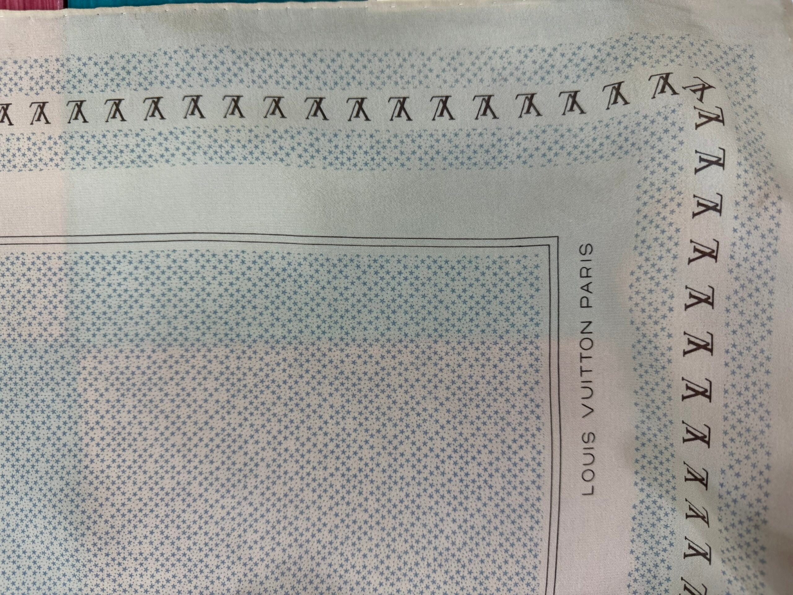 Louis Vuitton Foulard in Seta Logo