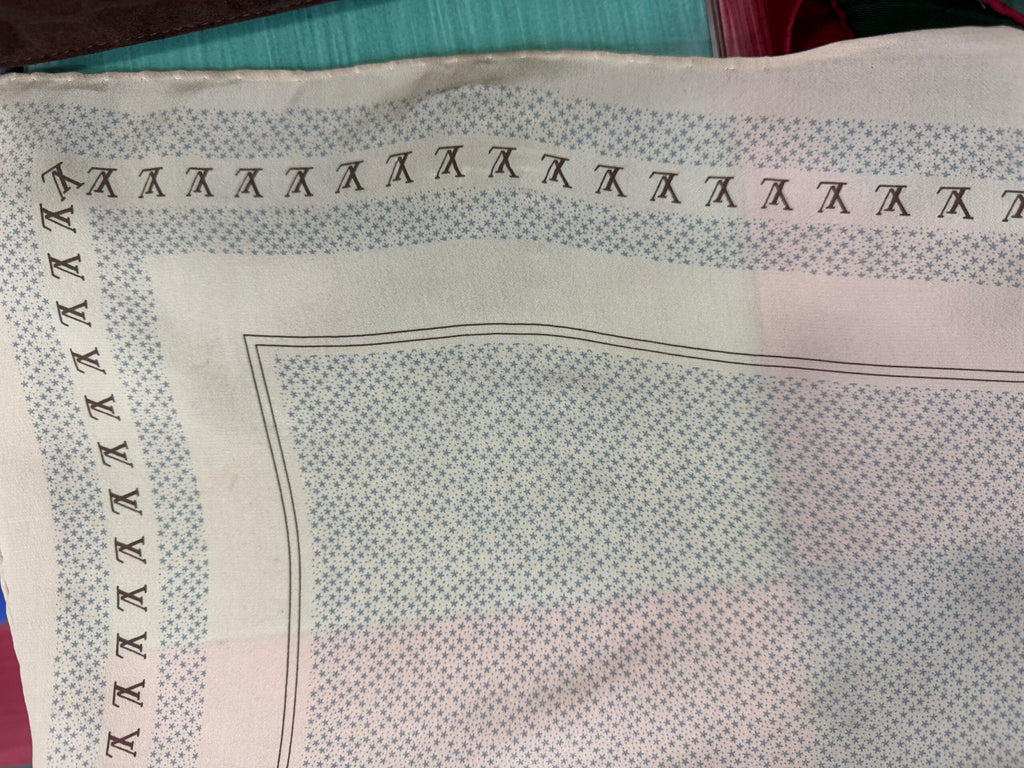 Louis Vuitton Foulard in Seta Logo