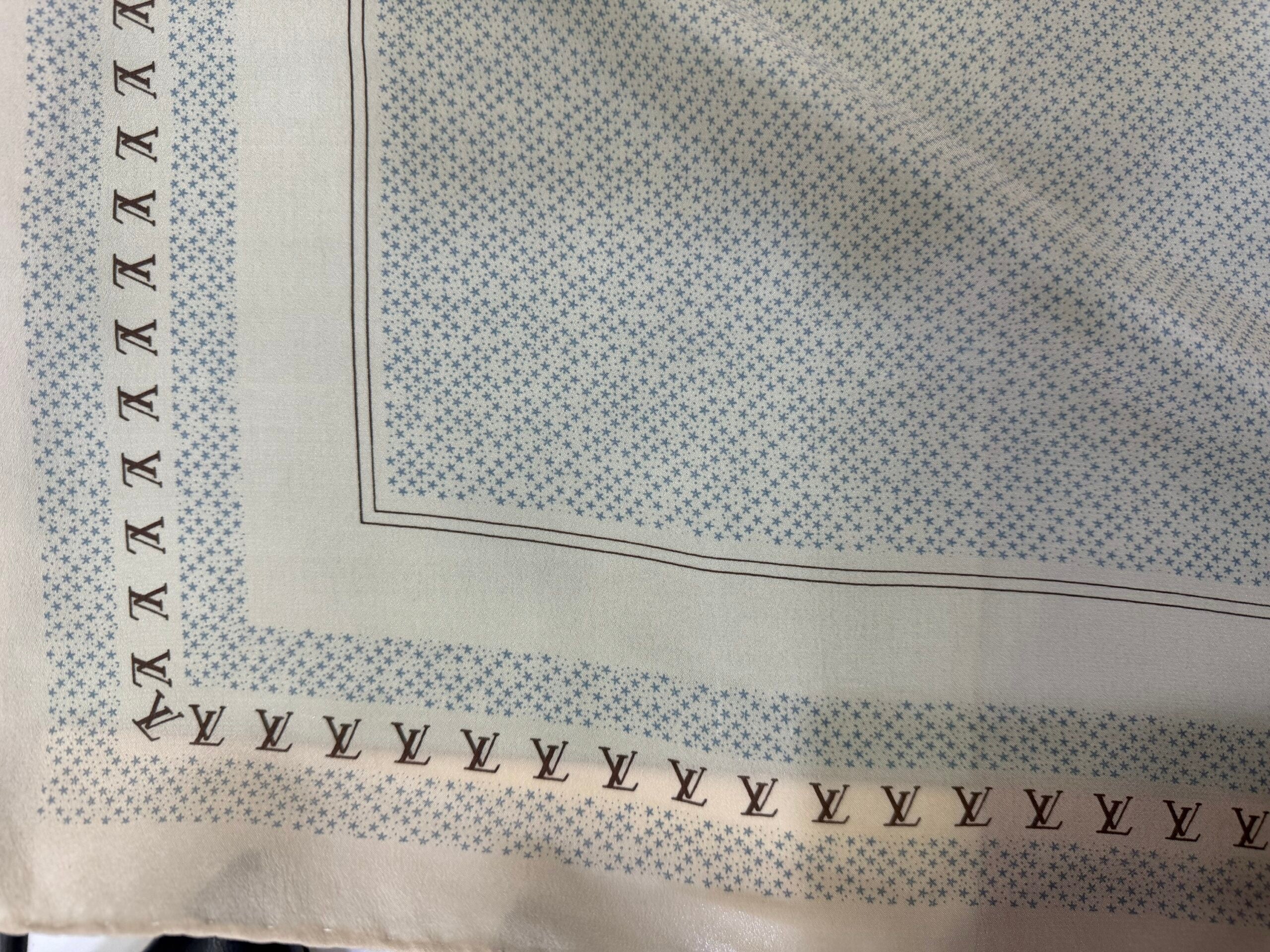 Louis Vuitton Foulard in Seta Logo