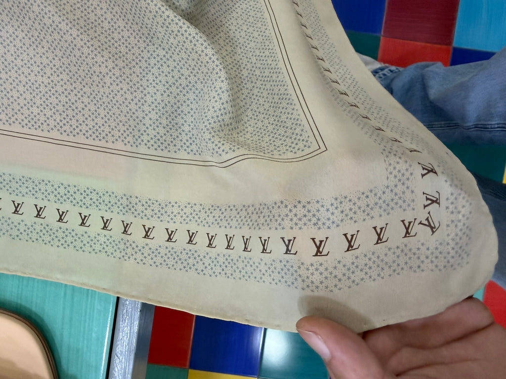 Louis Vuitton Foulard in Seta Logo