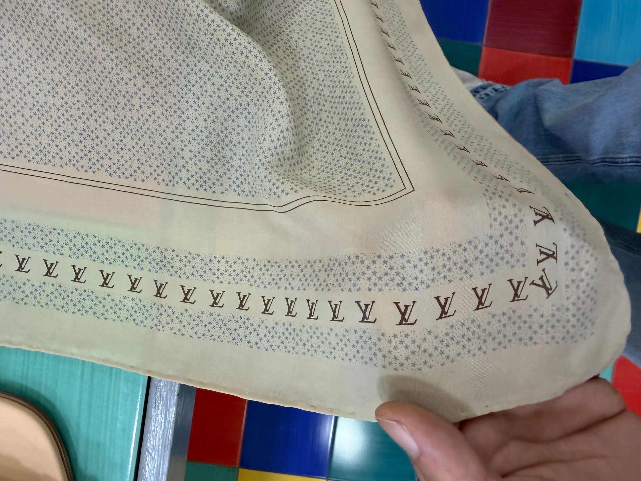 Louis Vuitton Foulard in Seta Logo
