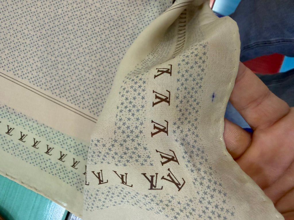 Louis Vuitton Foulard in Seta Logo