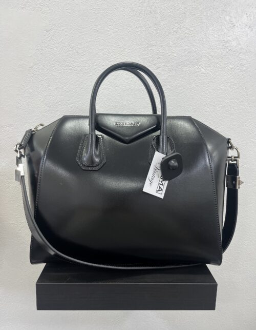 Givenchy Antigona media
